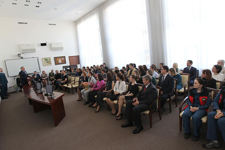 Владимир Пучков встретился с психологами МЧС России накануне Международного женского дня