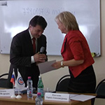 Вручение сертификата ЕвроПси первому вице-президенту РПО Л.А.Цветковой